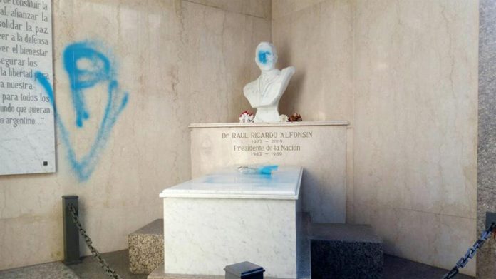Vandalizaron la tumba de Raúl Alfonsín en el Cementerio de la Recoleta Vandalizaron la tumba de Raúl Alfonsín en el Cementerio de la Recoleta