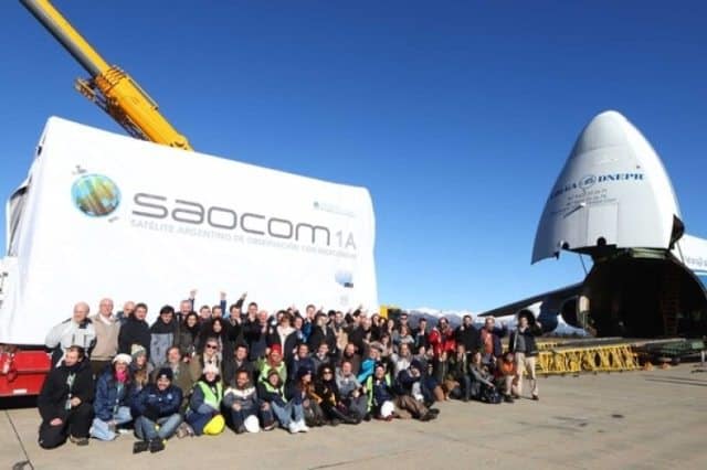 DEF-CONAE-SAOCOM1A_cargaAntonov4_AutoridadesyEquipoProyectoCONAE-INVAP_-Interior-VI
