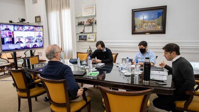 Kicillof y su equipo en una reunión de coordinación sobre la cuarentena