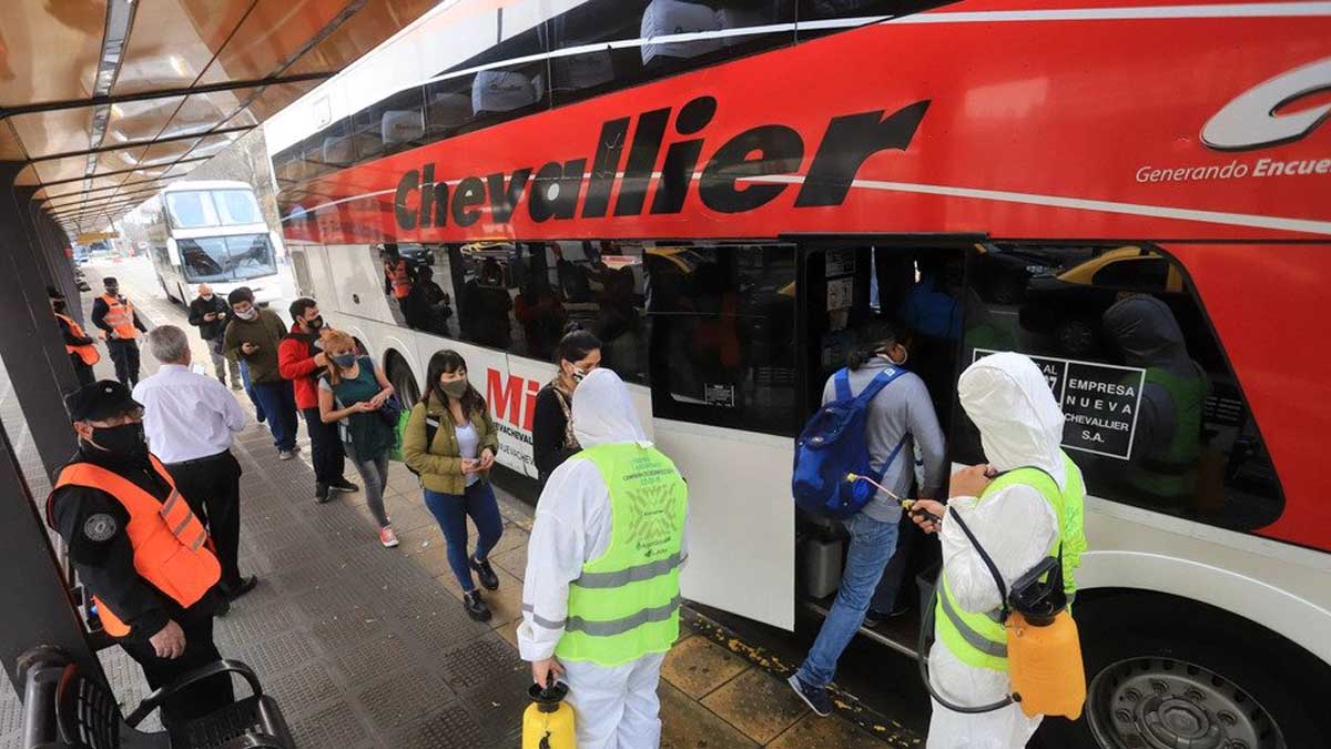 Determinan los requisitos para el uso de micros y trenes en la temporada de verano