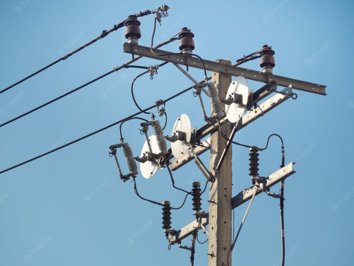 poste-electrico-transformadores-electricos-cables-electricos_41386-617