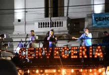 TIRAR DEL CARRO… Los Quelonios invitaron a la primera “Noche de los Food Trucks”