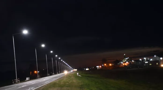 Continúa a buen ritmo la colocación de luminarias LED sobre la Ruta Nacional 205