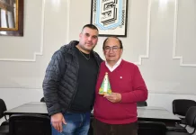 José Luis Salomón recibió días pasados una imagen Virgen de Huachana, Patrona del Monte Santiagueño
