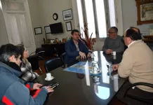 José Luis Salomón y funcionarios mantuvieron una reunión con el propietario de la empresa que construye las 13 viviendas