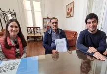 La Arq. Albertina Di Iulio y el Director de Relaciones Institucionales Prof. Nahuel Tiseira hicieron entrega del plano al centro de jubilados de Del Carril