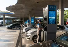 YPF anunció que esta noche bajarán 1% la nafta y 2% el gasoil