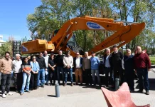 Presentación de la retroexcavadora Samsung que fue totalmente reparada a nuevo