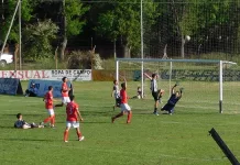 Fútbol: Defensores de Atucha quedó como único puntero