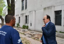 Comenzaron los trabajos de remoción de las veredas perimetrales del edificio de la Escuela de Educación Técnica 1