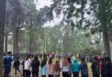 Academia Holmberg | Egresados de primaria en la base de campamento de la localidad de Cazón
