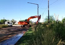 La Dirección Vial está realizando la limpieza y acondicionamiento de un canal ubicado en el ingreso al Parque Industrial y Acceso Cicaré