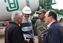 Trabajos de construcción de losas de hormigón en el corralón municipal