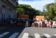 En el Pasaje de los Inmigrantes tuvo lugar el acondicionamiento en camiones del municipio de todas las pertenencias de los nuevos becados del Centro de Estudiantes Universitarios de Saladillo en La Plata