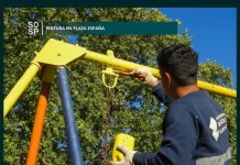 Tareas de acondicionamiento y pintura en mobiliario y juegos de la Plaza España