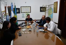 El Intendente de Saladillo José Luis Salomón y el Secretario de Desarrollo Local Vladimir Wuiovich, firmaron sendos convenios con la Asociación Empresaria Hotelera y Gastronómica de la ciudad de La Plata