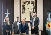 Compra de equipamiento| El intendente José Luis Salomón fue uno de los ocho mandatarios en firmar convenio con el gobernador Kicillof y el presidente del Banco Provincia, Juan Cuattromo