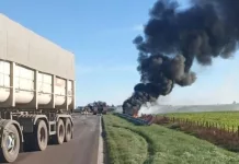 Tragedia: murieron dos personas en un choque en cadena entre una ambulancia y cinco camiones