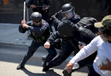 Violentos incidentes en las protestas contra las medidas de Trump: patrulleros quemados, heridos y detenidos