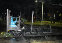 Incendio destruyó por completo el ecopunto de la Plaza Raed