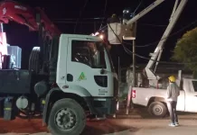 Un camión produjo la rotura de dos postes de energía de Media Tensión