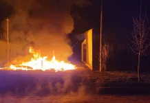 Incendio del «Eco punto» derritió líneas de distribución de energía dejando sin servicio al barrio