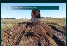 Mantenimiento | Realizan tareas de relleno y acondicionamiento de caminos rurales en sectores donde se produjeron cortes por agua y anegamientos