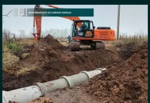 Personal de la dirección de mantenimiento de caminos rurales , lleva a cabo por estos días tareas de relleno y nivelación