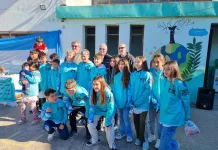 Estreno del uniforme con Malvinas de los egresados de la escuela 8 de Del Carril