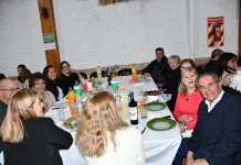 En el Centro de Jubilados Saladillo de la calle Mitre se celebraron los 70 años del vecino Néstor Salinardi