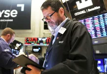 Los bonos argentinos suben 3% en Wall Street y el riesgo país quedó a punto de perforar el piso de 1.000 puntos básicos