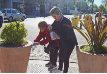 La agrupación Vivas Nos Queremos de Saladillo realizó este domingo en la plaza principal un encuentro reflexivo