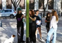 Tras la jornada “Ninguna vida es descartable”, hubo descontentos de los vecinos por las pegatinas ensuciando los postes y macetones de la plaza principal