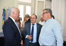 Guillermo Ni Coló entregó al embajador de panamá el proyecto en marcha de plantar árboles por los caídos en Malvinas