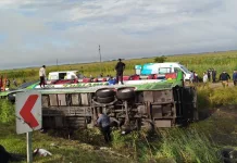 Vuelco de un micro en Ruta 2 dejó al menos dos muertos y varios heridos