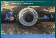 Operarios de la Subsecretaría de Servicios Sanitarios y Gestión Ambiental se encuentran llevando a cabo la extensión de la red cloacal en la calle Sánchez entre Marcelo T. de Alvear y López Serrano