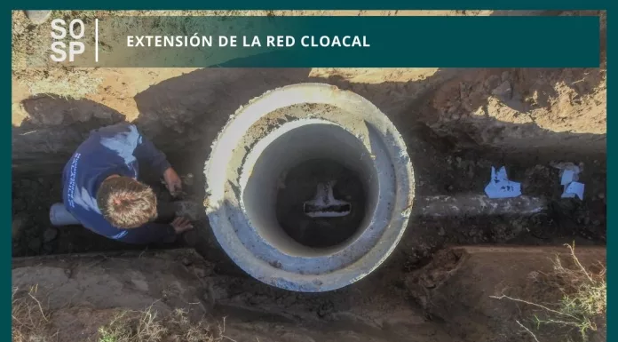 Operarios de la Subsecretaría de Servicios Sanitarios y Gestión Ambiental se encuentran llevando a cabo la extensión de la red cloacal en la calle Sánchez entre Marcelo T. de Alvear y López Serrano