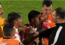 Escándalo en Córdoba: Jugadores de Huracán increparon a la terna arbitral