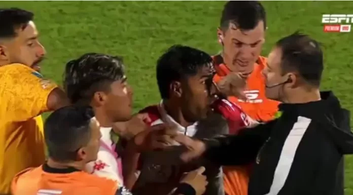 Escándalo en Córdoba: Jugadores de Huracán increparon a la terna arbitral