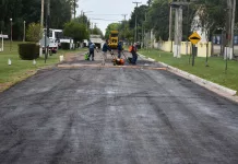 Trabajos de bacheo y mejoras que se están realizando en la calle Buenos Aires de la localidad de Cazón.