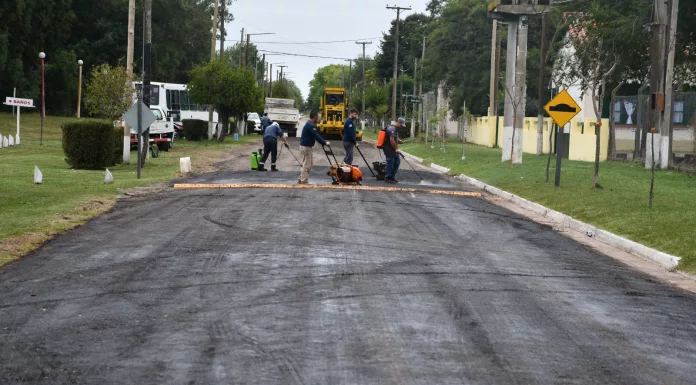 Trabajos de bacheo y mejoras que se están realizando en la calle Buenos Aires de la localidad de Cazón.