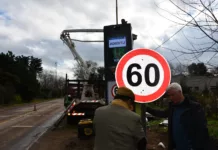Instalación de un moderno Totem medidor de velocidad y lector de patentes frente al establecimiento Los Pinos en el Acceso Presidente Néstor