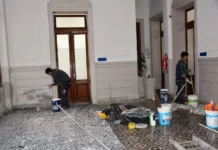 Continúan los trabajos de la cuadrilla municipal de pintura en hall central del edificio del Palacio Municipal